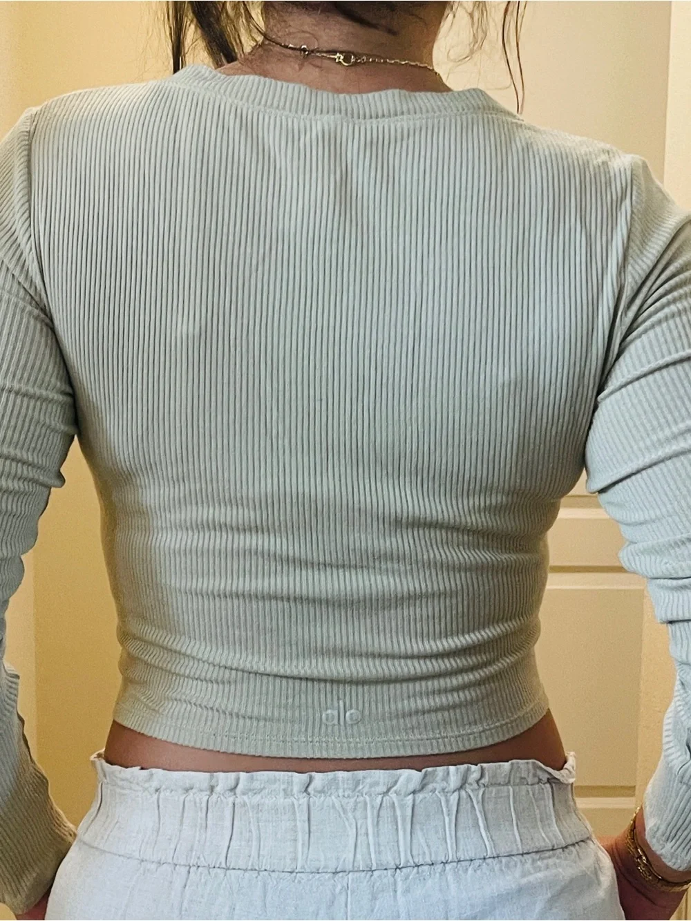 ALO Yoga Cream Ribbed Ruched V-Neck Crop Top